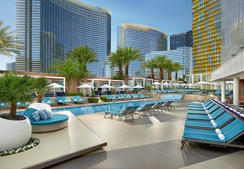 8th-floor-pool-deck